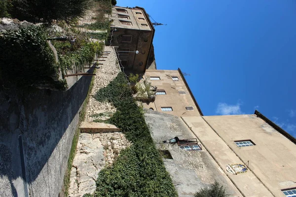 Vislumbre Antiga Aldeia Medieval Subiaco Situada Topo Colina Onde Castelo — Fotografia de Stock