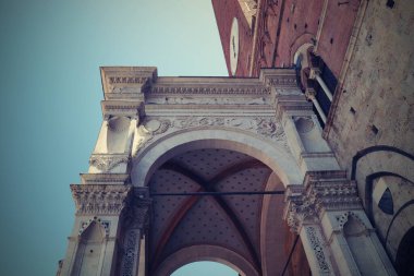 İtalya 'nın ortaçağ şehri Siena, Toskana' ya bir göz atalım. UNESCO mirası. Piazza del Campo 'da Torre del Mangia' lı Palazzo Pubblico..