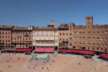 İtalya 'nın ortaçağ şehri Siena, Toskana' ya bir göz atalım. UNESCO mirası. Piazza del Campo, kabuk şekli ile kentin ana meydanıdır. Palio burada olacak..