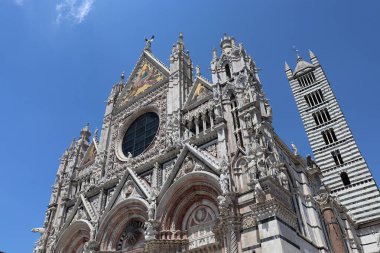 İtalya 'nın ortaçağ şehri Siena, Toskana' ya bir göz atalım. UNESCO mirası. Campaniel ve büyük gül pencereli görkemli siyah beyaz mermer katedral..