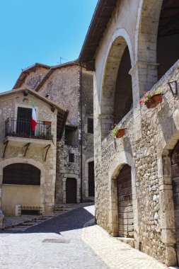 İtalya 'nın Lazio eyaletinin Latina ilindeki antik ortaçağ köyü Sermoneta' ya bir bakış. Sokaklar, kilise, taş evler ve Caetani kalesi..