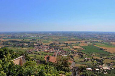 İtalya 'nın Lazio eyaletinin Latina ilindeki antik ortaçağ köyü Sermoneta' ya bir bakış. Sokaklar, kilise, taş evler ve Caetani kalesi..