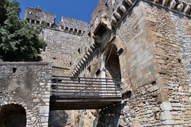 İtalya 'nın Lazio eyaletinin Latina ilindeki antik ortaçağ köyü Sermoneta' ya bir bakış. Sokaklar, kilise, taş evler ve Caetani kalesi..