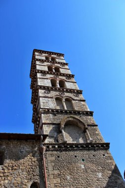 İtalya 'nın Lazio eyaletinin Latina ilindeki antik ortaçağ köyü Sermoneta' ya bir bakış. Sokaklar, kilise, taş evler ve Caetani kalesi..
