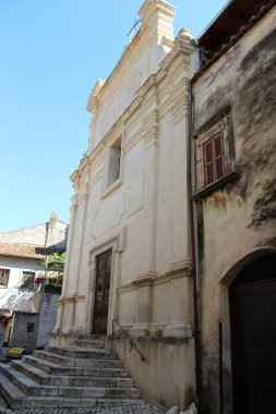 İtalya 'nın Lazio eyaletinin Latina ilindeki antik ortaçağ köyü Sermoneta' ya bir bakış. Sokaklar, kilise, taş evler ve Caetani kalesi..
