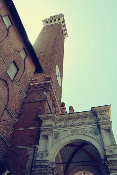 イタリアのトスカーナ州シエナの中世都市を垣間見ることができます ユネスコ遺産 カンポ広場 Piazza Del Campo にあるトーレ マンガ Torre Del — ストック写真