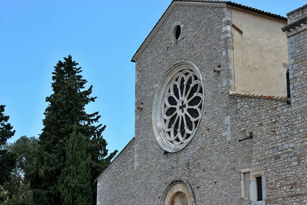 ヴァルヴィシオーロ修道院 Valvisciolo Abbay イタリア中部のラティーナ県にあるシトー会修道院で セルモネタやニンファの町の近くにある これは 厳格なロマネスク シトー様式の建築の一例です — ストック写真