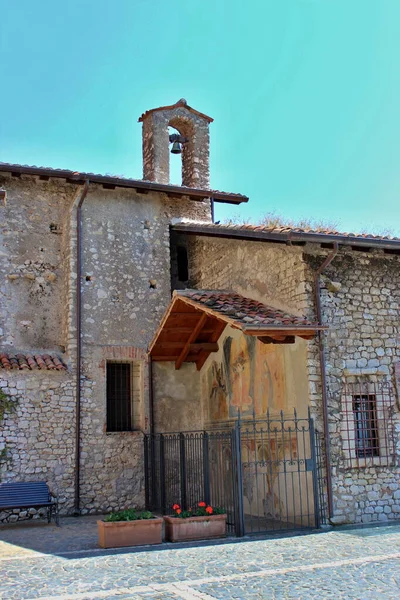 一瞥意大利拉齐奥拉丁省古老的中世纪村庄Sermoneta 石屋和凯塔尼城堡 — 图库照片