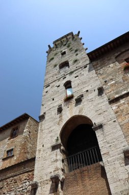 San Gimignano, Siena, Toskana 'da küçük bir ortaçağ kasabasıdır. Ortaçağ mimarisi ile ünlüdür. Kule evlerinin korunmasıyla ünlüdür. UNESCO Dünya Mirası Alanı.
