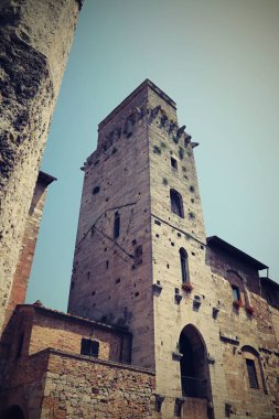 San Gimignano, Siena, Toskana 'da küçük bir ortaçağ kasabasıdır. Ortaçağ mimarisi ile ünlüdür. Kule evlerinin korunmasıyla ünlüdür. UNESCO Dünya Mirası Alanı.