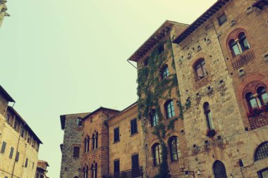 San Gimignano, Siena, Toskana 'da küçük bir ortaçağ kasabasıdır. Ortaçağ mimarisi ile ünlüdür. Kule evlerinin korunmasıyla ünlüdür. UNESCO Dünya Mirası Alanı.