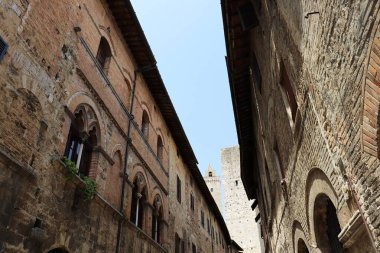 San Gimignano, Siena, Toskana 'da küçük bir ortaçağ kasabasıdır. Ortaçağ mimarisi ile ünlüdür. Kule evlerinin korunmasıyla ünlüdür. UNESCO Dünya Mirası Alanı.