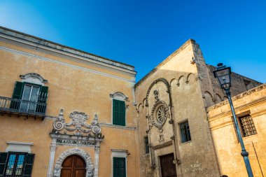 8 Ağustos 2020 - Matera, Basilicata, İtalya - Piazza Vittorio Veneto 'daki hükümet binası. Bir yaz akşamında mavi gökyüzü.