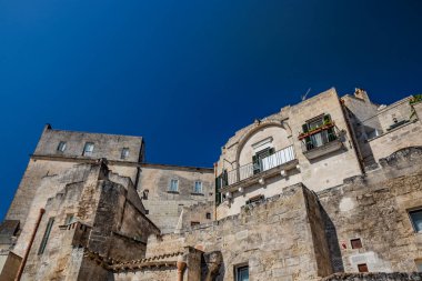 8 Ağustos 2020 - Matera, Basilicata, İtalya - Sasso Mağarası 'ndaki eski Matera kasabasının tipik taş ve tuğla evleri.