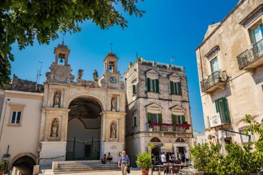 8 Ağustos 2020 - Matera, Basilicata, İtalya - Palazzo del Sedile. Ön cephede iki çan kulesi var ve altı heykelle süslenmiş..