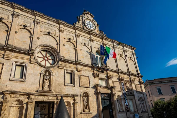 8 Ağustos 2020 - Matera, Basilicata, İtalya - Palazzo Lanfranchi, Ulusal Ortaçağ ve Modern Basilicata Sanatları Müzesi 'nin merkezi. İtalya ve Avrupa toplumunun bayrakları