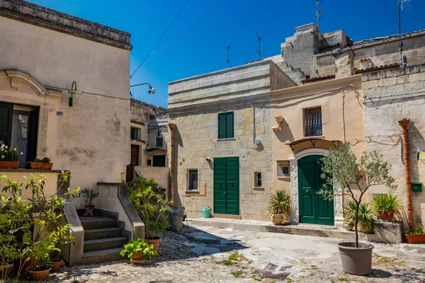 8 Ağustos 2020 - Matera, Basilicata, İtalya - Sasso Caveoso ve Barisano 'daki eski Matera kasabasının tipik taş ve tuğla evleri ile antik kentin bir bakışı.