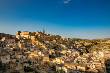 Matera, Basilicata, İtalya - Matera, Barisano ve Caveoso Sassi 'nin tepesinden panoramik manzara. Kayalara oyulmuş taş ve tuğladan eski evler. Arka plandaki vadi..