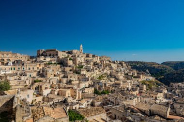 Matera, Basilicata, İtalya - Matera, Barisano ve Caveoso Sassi 'nin tepesinden panoramik manzara. Kayalara oyulmuş taş ve tuğladan eski evler. Arka plandaki vadi..