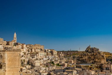 Matera, Basilicata, İtalya - Matera, Barisano ve Caveoso Sassi 'nin tepesinden panoramik manzara. Kayalara oyulmuş taş ve tuğladan eski evler. Arka plandaki vadi..