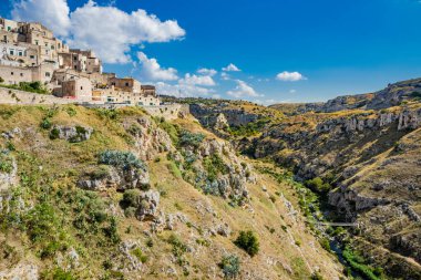 Matera, Basilicata, İtalya - Matera, Barisano ve Caveoso Sassi 'nin tepesinden panoramik manzara. Kayalara oyulmuş taş ve tuğladan eski evler. Arka plandaki vadi..