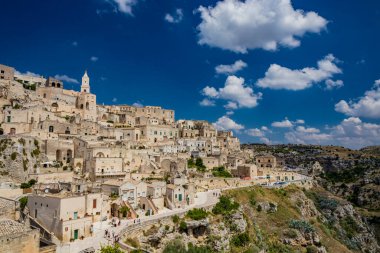 Matera, Basilicata, İtalya - Matera, Barisano ve Caveoso Sassi 'nin tepesinden panoramik manzara. Kayalara oyulmuş taş ve tuğladan eski evler. Arka plandaki vadi..
