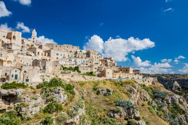Matera, Basilicata, İtalya - Matera, Barisano ve Caveoso Sassi 'nin tepesinden panoramik manzara. Kayalara oyulmuş taş ve tuğladan eski evler. Arka plandaki vadi..