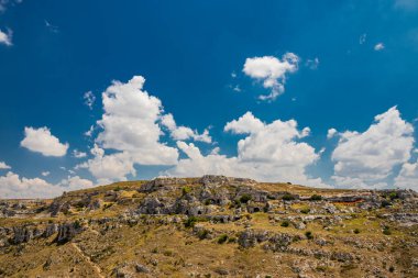 Matera, Basilicata, İtalya - Kayalara oyulmuş tipik mağaralar ve kaya kiliseleri ile Murgia Materana Parkı. Antik şehirlerin ahalisinin evleri..