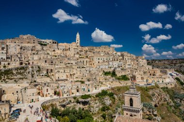 Matera, Basilicata, İtalya - Matera, Barisano ve Caveoso Sassi 'nin tepesinden panoramik manzara. Kayalara oyulmuş taş ve tuğladan eski evler. Arka plandaki vadi..