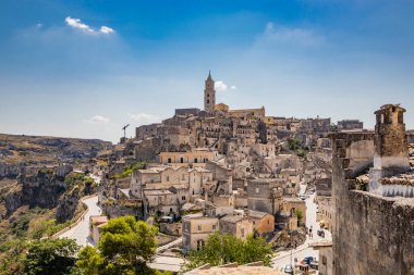 Matera, Basilicata, İtalya - Civita ve Sasso Barisano 'nun panoramik manzarası. Kayalara oyulmuş taş ve tuğladan eski evler. Matera 'nın Sassi' si.