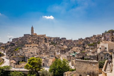 Matera, Basilicata, İtalya - Civita ve Sasso Barisano 'nun panoramik manzarası. Kayalara oyulmuş taş ve tuğladan eski evler. Matera 'nın Sassi' si.