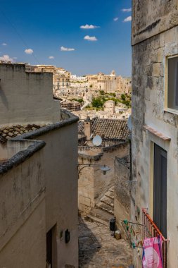Matera, Basilicata, İtalya - Matera, Barisano Sassi 'nin tepesinden panoramik manzara. Kayalara oyulmuş taş ve tuğladan eski evler. Sant 'Agostino Kilisesi.