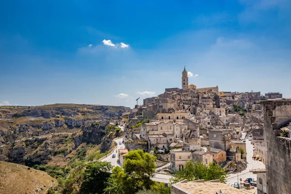 Matera, Basilicata, İtalya - Civita ve Sasso Barisano 'nun panoramik manzarası. Kayalara oyulmuş taş ve tuğladan eski evler. Matera 'nın Sassi' si.