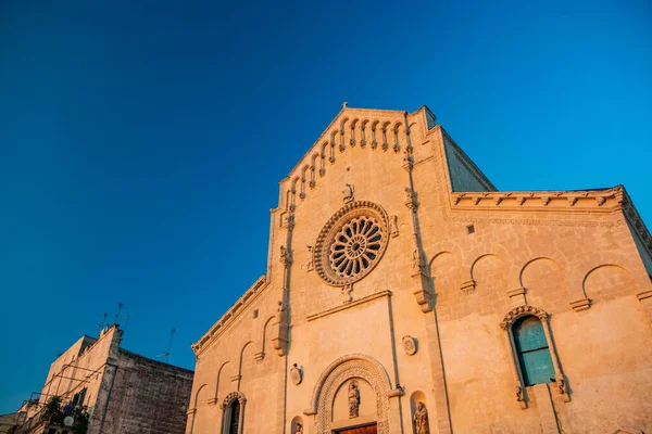 马泰拉 巴西卡塔 意大利 麦当娜 布鲁纳主教座堂和圣尤斯泰基奥主教座堂 在奇维塔以阿普拉斯罗曼式风格建造 夕阳西下的灯光照亮了立面 免版税图库照片