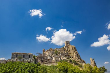 Craco, Matera, Basilicata, İtalya. Hayalet kasaba bir heyelan sonrasında yok edildi ve terk edildi. Tepenin üstüne inşa edilmiş antik köyün kalıntıları ve kalıntıları görünüyor. Gözetleme kulesi tepede.