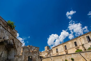 Craco, Matera, Basilicata, İtalya. Hayalet kasaba bir heyelan sonrasında yok edildi ve terk edildi. Çökmüş evler ve bitkiler tarafından istila edilmiş kalıntılar..