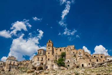 Craco, Matera, Basilicata, İtalya. Bir heyelan sonucu hayalet kasaba yok edildi ve terk edildi. Tepenin üstüne inşa edilmiş antik köyün kalıntıları ve kalıntıları görünüyor. Kilisenin çan kulesi..