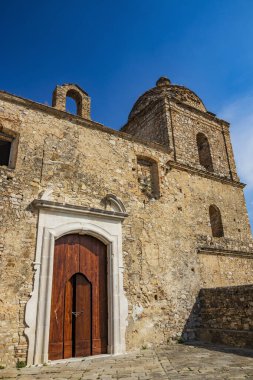 Craco, Matera, Basilicata, İtalya. Hayalet kasaba bir heyelan sonrasında yok edildi ve terk edildi. Şehrin antik kilisesi, çan kulesi neredeyse tamamen yok oldu. Büyük ahşap kapı..