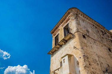 Craco, Matera, Basilicata, İtalya. Hayalet kasaba bir heyelan sonrasında yok edildi ve terk edildi. Hala ayakta duran antik binalardan biri.