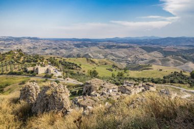 Craco, Matera, Basilicata, İtalya. Hayalet kasaba bir heyelan sonrasında yok edildi ve terk edildi. Eski köyün ve eski San Pietro Manastırı 'ndaki müzenin yukarıdan görünüşü