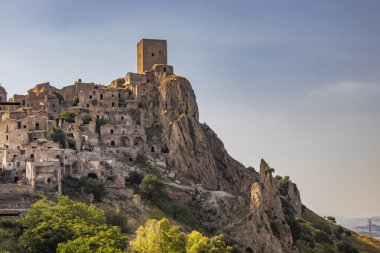 Craco, Matera, Basilicata, İtalya. Hayalet kasaba bir heyelan sonrasında yok edildi ve terk edildi. Tepenin üstüne inşa edilmiş antik köyün kalıntıları ve kalıntıları görünüyor. Gözetleme kulesi tepede.