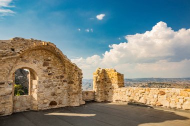 Craco, Matera, Basilicata, İtalya. Hayalet kasaba bir heyelan sonrasında yok edildi ve terk edildi. San Pietro Manastırı 'ndaki müze..