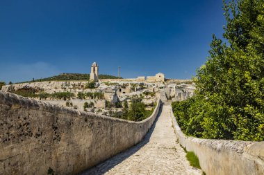 Gravina Puglia, İtalya 'da. Taş köprü, antik su kemeri ve viyadük, Gravina deresinin üzerinde. Meryem Ana della Stella Sığınağı, çan kulesi ve antik mağara kilisesi.