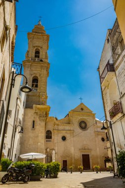 Gravina Puglia, İtalya 'da. San Francesco antik manastırı çan kulesi ve küçük bir meydanda yer alan gül penceresi..