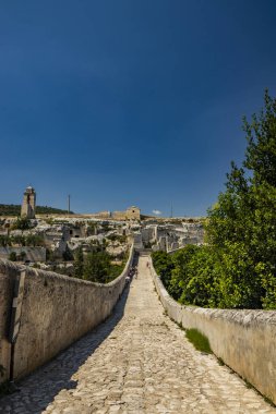 Gravina Puglia, İtalya 'da. Taş köprü, antik su kemeri ve viyadük, Gravina deresinin üzerinde. Meryem Ana della Stella Sığınağı, çan kulesi ve antik mağara kilisesi.
