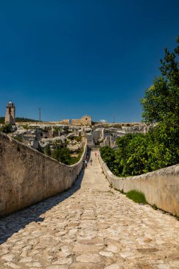 Gravina Puglia, İtalya 'da. Taş köprü, antik su kemeri ve viyadük, Gravina deresinin üzerinde. Meryem Ana della Stella Sığınağı, çan kulesi ve antik mağara kilisesi.