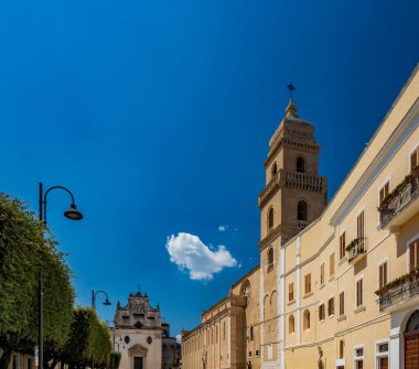 Gravina Puglia, İtalya 'da. Antik şehrin ana meydanı, bir kilise ve çan kulesi olan katedral tarafından gözden kaçmış..