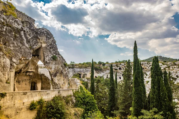 格蕾娜在意大利普利亚圣米迦勒石窟的古老洞穴教堂 刻在岩石上 Botromagno考古公园 柏树的尖端从下面的山谷里冒了出来 图库图片