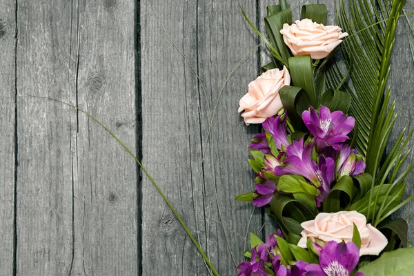 Белые Розы Фиолетовые Гладиолусы Сером Деревянном Фоне — стоковое фото
