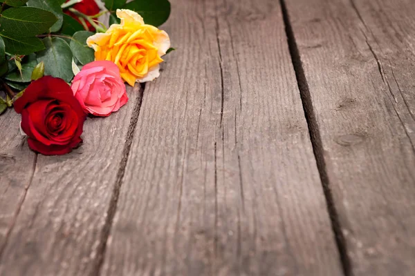 Biało Czerwone Róże Podłoże Drewniane Women Day Walentynki Dzień Matki — Zdjęcie stockowe